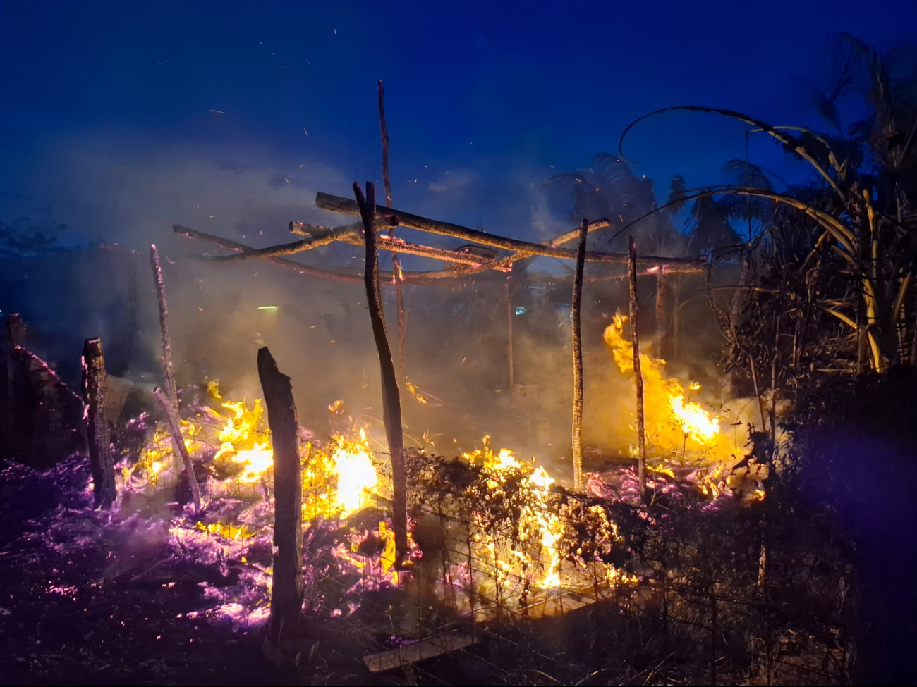 Fuego devora casa en Champotón Fuego devora casa en Champotón