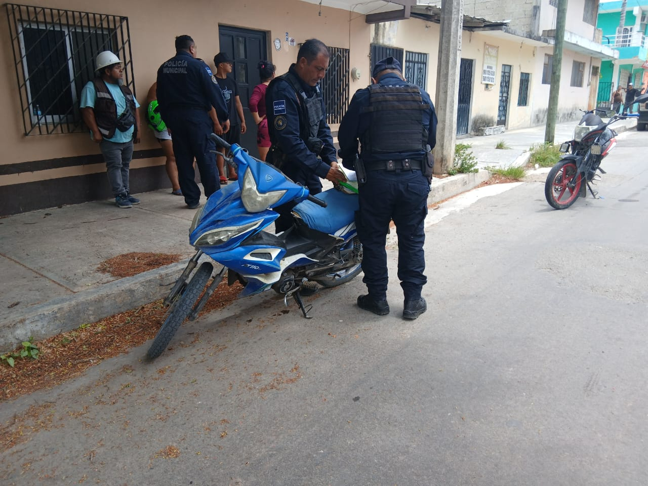 Impacto entre dos motocicletas en la calle 33; menor involucrado