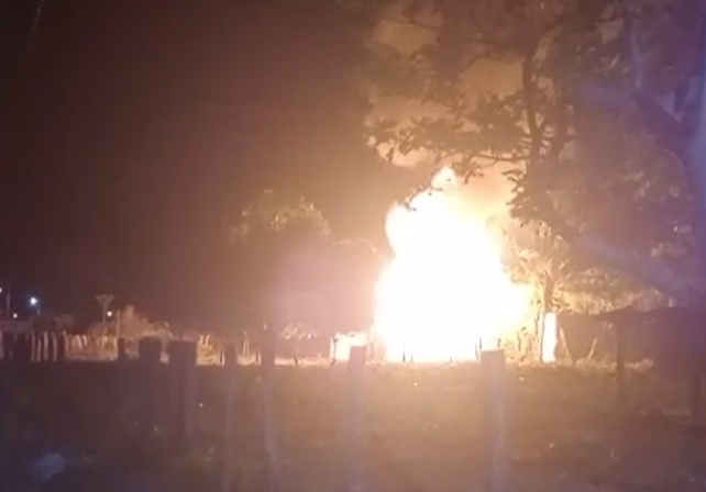 Prenden fuego a vivienda de presuntos rateros en Felipe Ángeles de Campeche