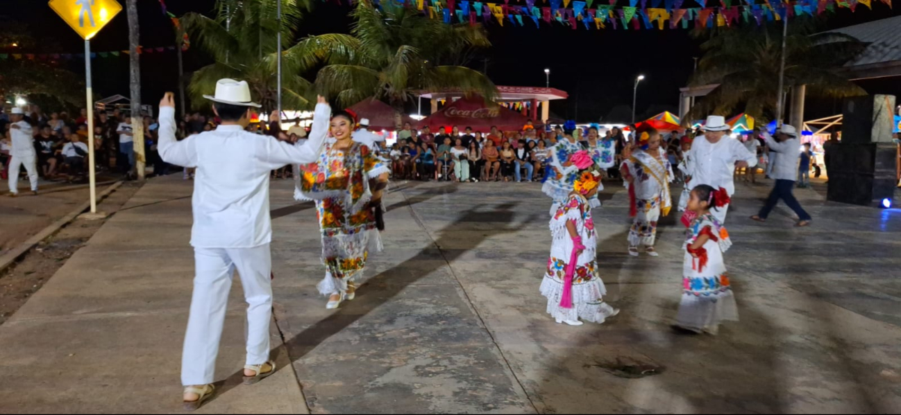 No faltan los bailes de jarana con la vestimenta típica No faltan los bailes de jarana con la vestimenta típica