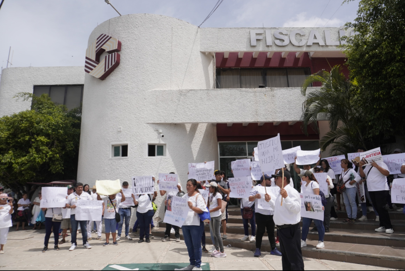 Padres de Ericka marchan a la FGE: “Mi hija tenía sueños; no puede quedar impune”