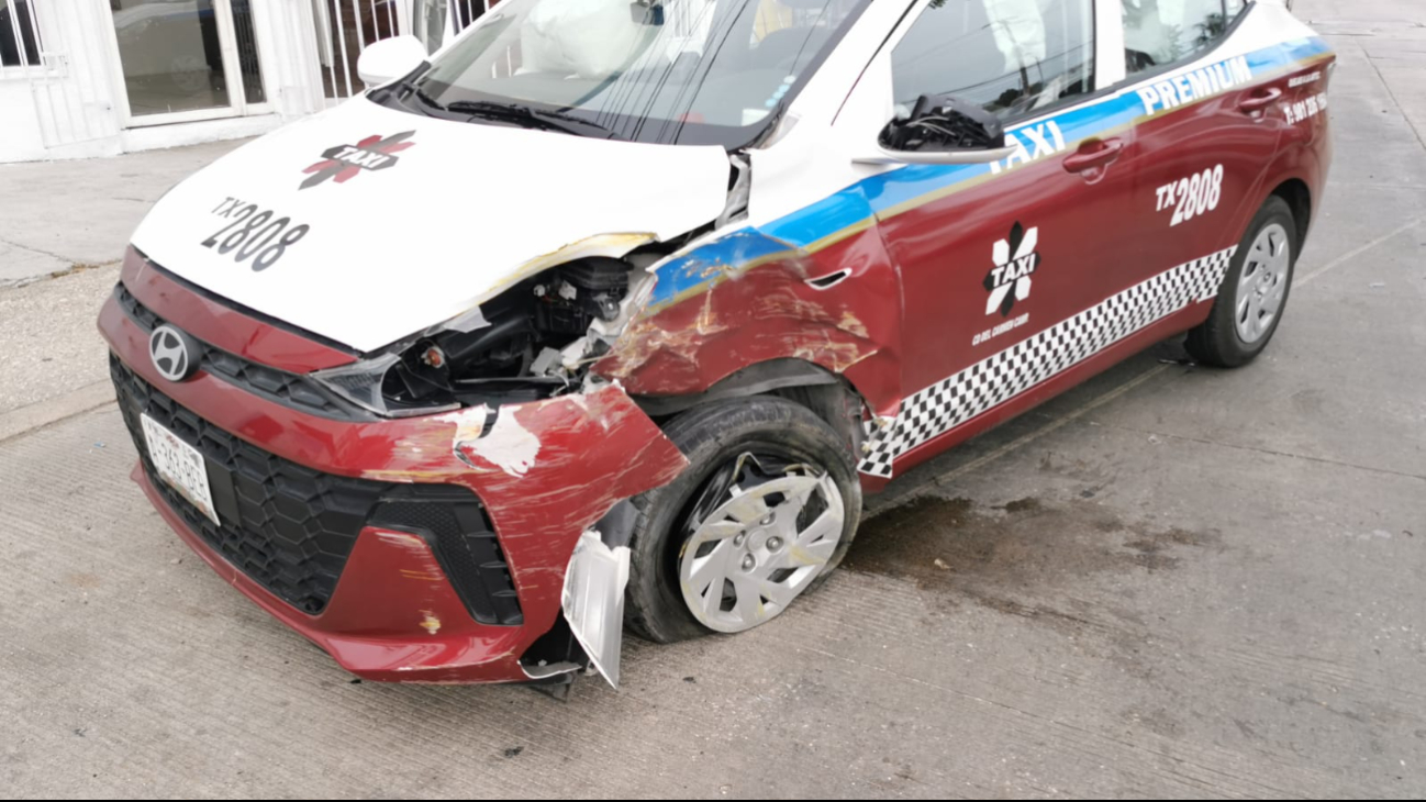 Taxi de Ciudad del Carmen se estrella contra base de la CFE en la 10 de Julio: solo daños materiales   