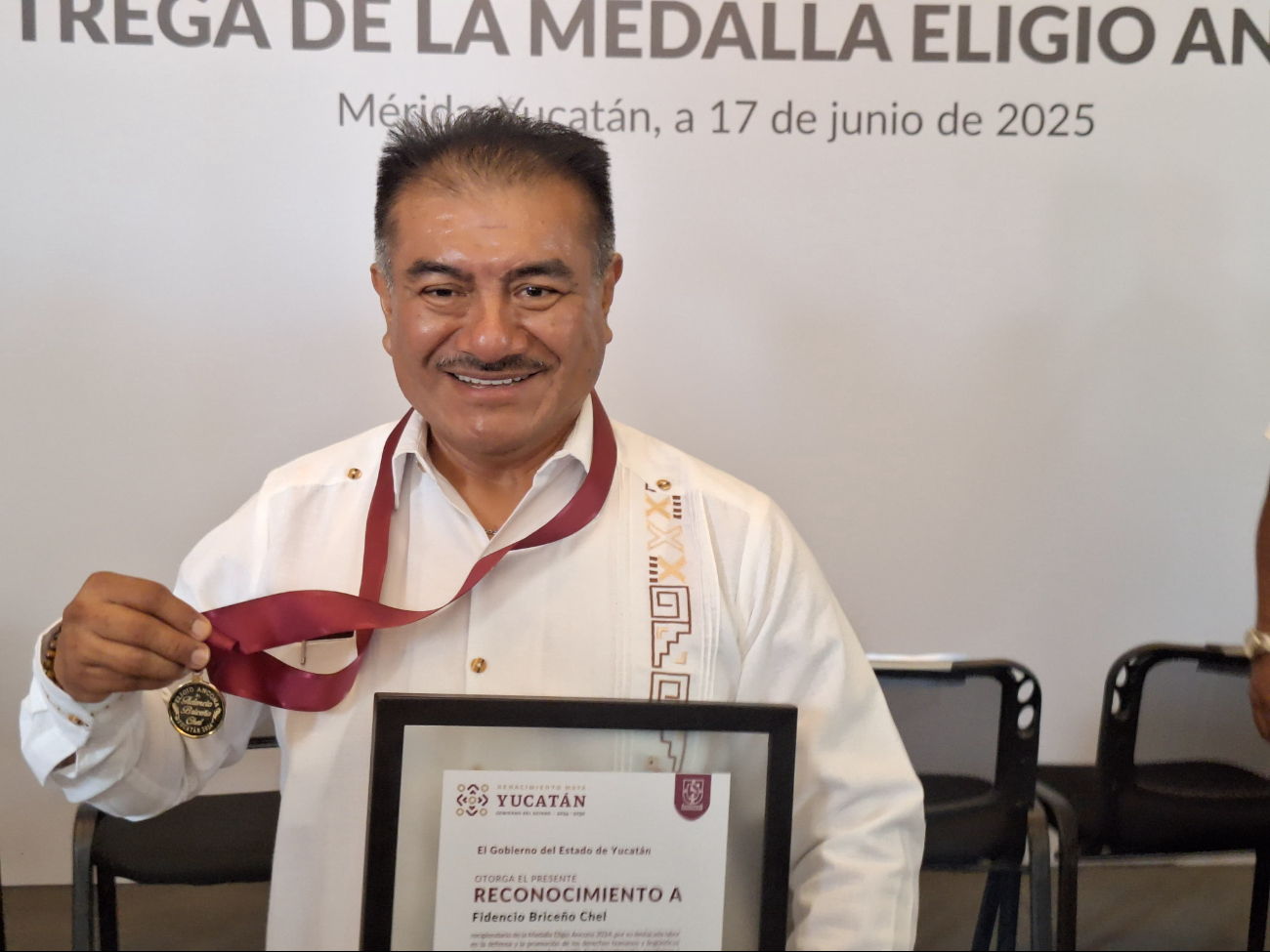 El doctor Fidencio Briceño Chel agradeció por el reconocimiento El doctor Fidencio Briceño Chel agradeció por el reconocimiento