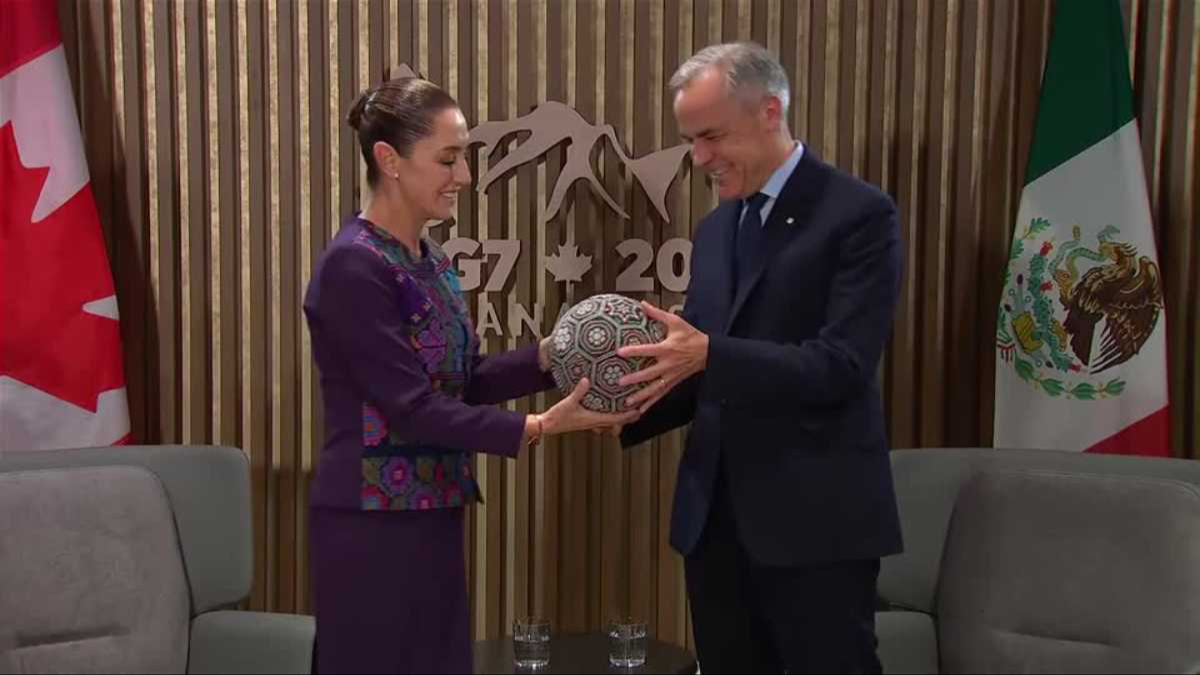 El momento del obsequio diplomático