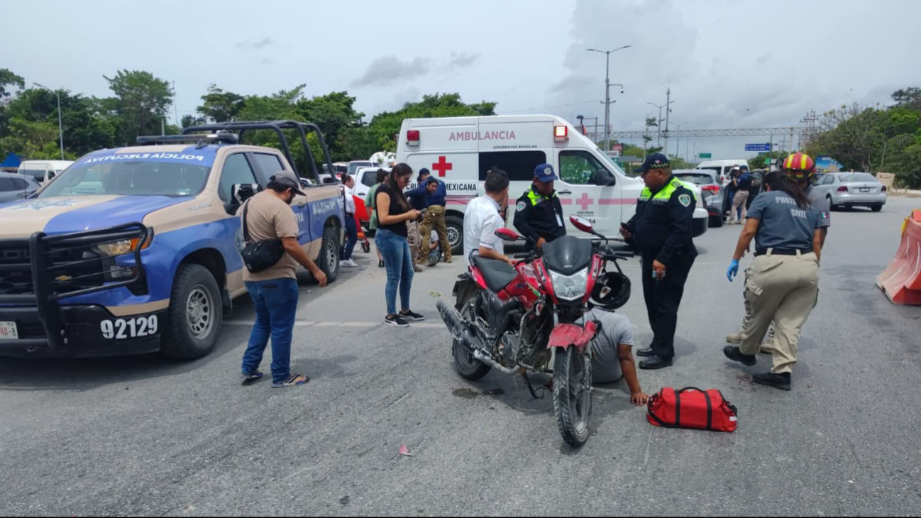 Motocicleta y vehículo protagonizan un accidente en Tulum; se reportan lesionados