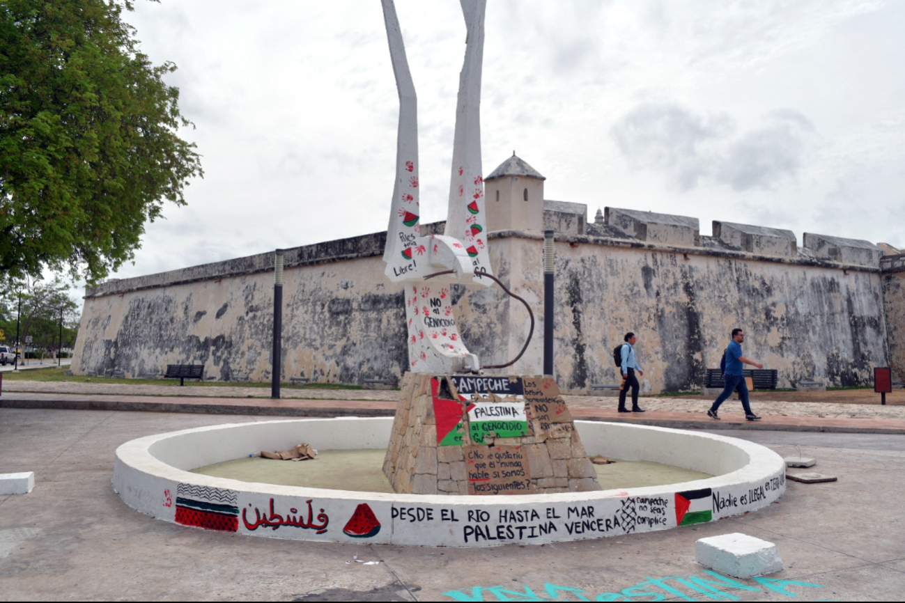 Intervienen monumento del Águila en Campeche con mensajes en apoyo a Palestina Intervienen monumento del Águila en Campeche con mensajes en apoyo a Palestina