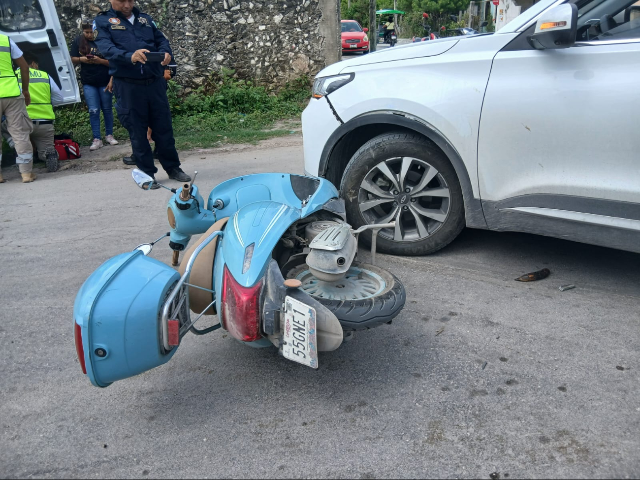 Invade carril y provoca accidente; mujer y niño con lesiones leves Invade carril y provoca accidente; mujer y niño con lesiones leves