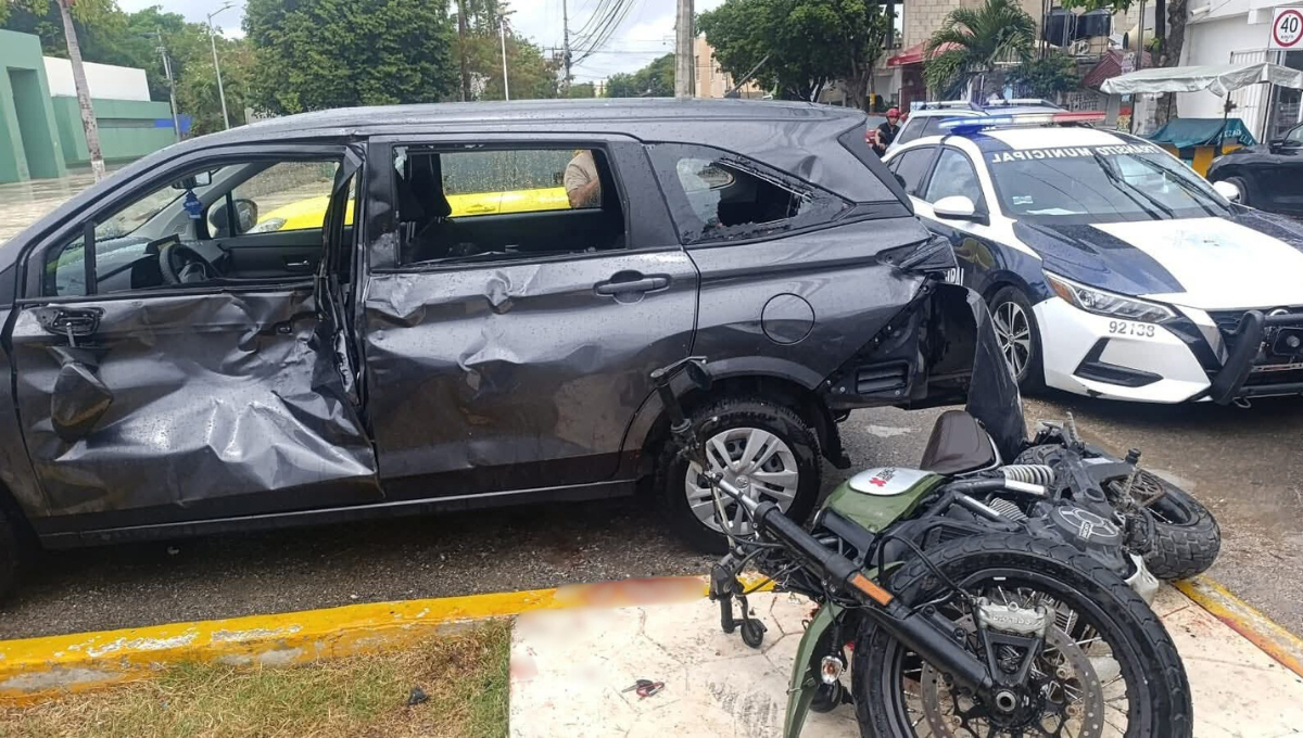 La mujer atropellada fue ingresada de emergencia al hospital y el motociclista fue atendido por paramédicos por lesiones graves