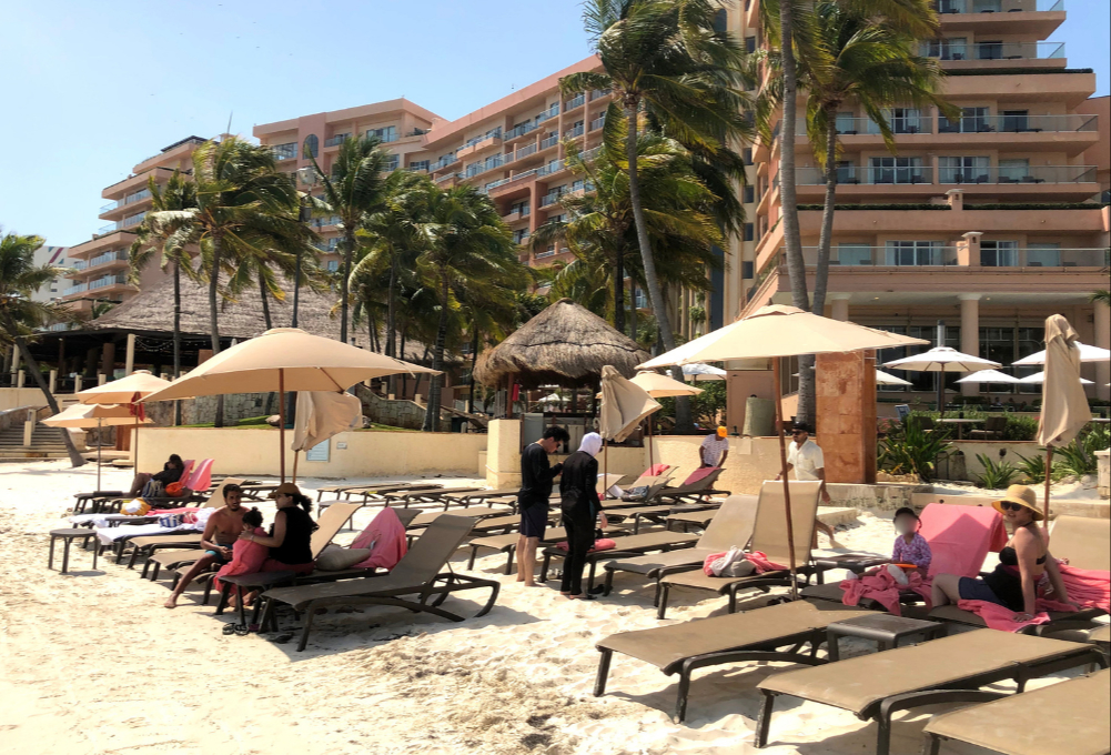 El Caribe Mexicano tiene como principal actividad el turismo, lo que ha dejado de lado el desarrollo en otras áreas productivas El Caribe Mexicano tiene como principal actividad el turismo, lo que ha dejado de lado el desarrollo en otras áreas productivas