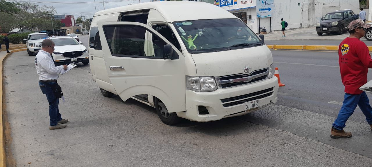 Multan a chofer de una combi de Champotón por no contar con los permisos para llevar pasajeros
