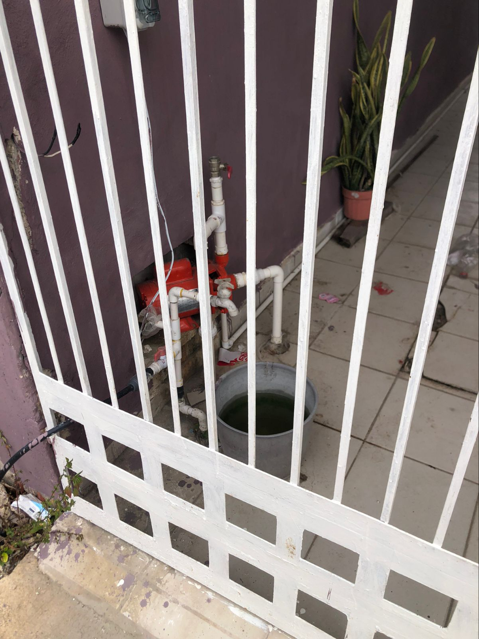 En algunas casas, el agua salió totalmente contaminada. En algunas casas, el agua salió totalmente contaminada.