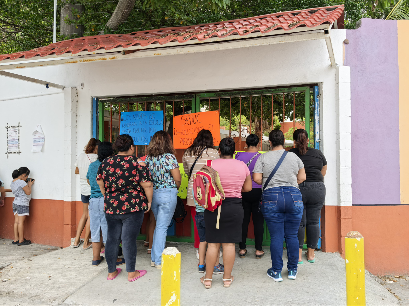 Exigen el regreso de la directora y docentes separadas tras ser señaladas por actos inapropiados. Exigen el regreso de la directora y docentes separadas tras ser señaladas por actos inapropiados.