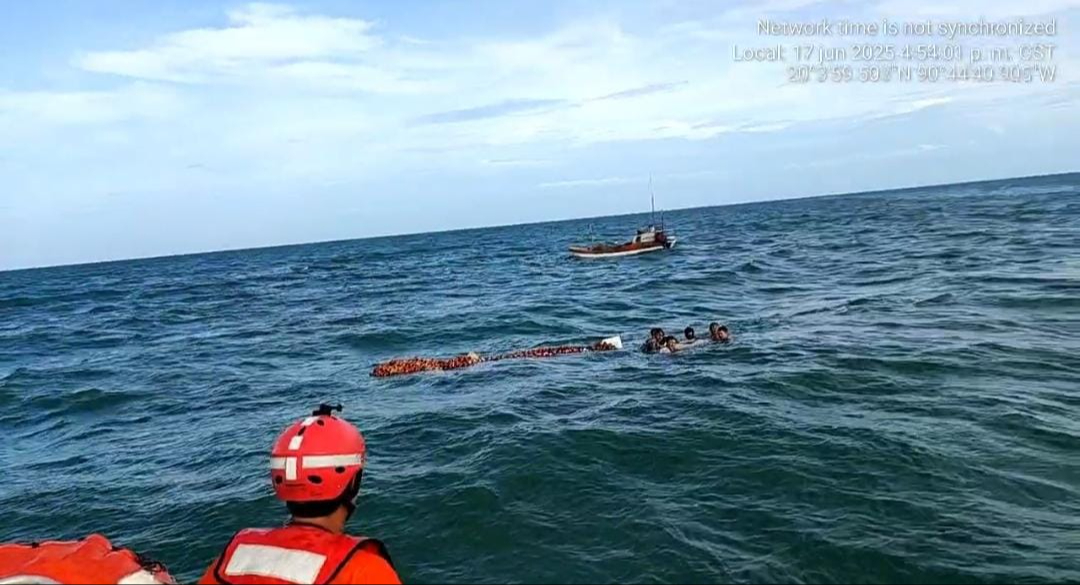 Los otros seis pescadores estaban aferrado de la tapa de una hielera Los otros seis pescadores estaban aferrado de la tapa de una hielera
