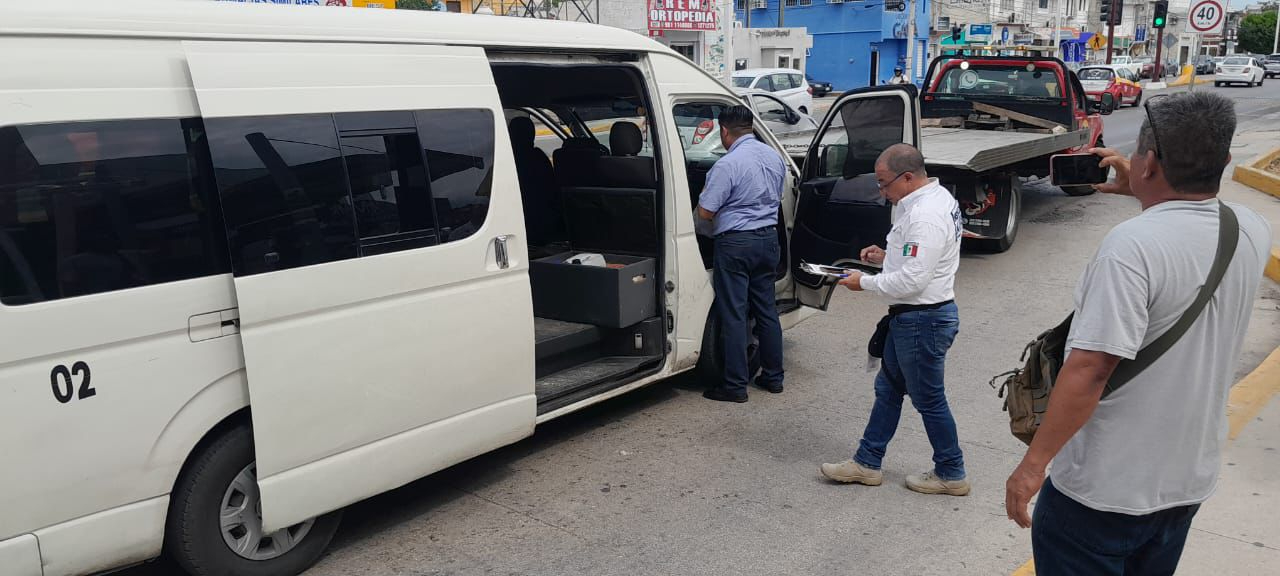 Los pasajeros de la combi de Champotón fueron bajados de la unidad Los pasajeros de la combi de Champotón fueron bajados de la unidad