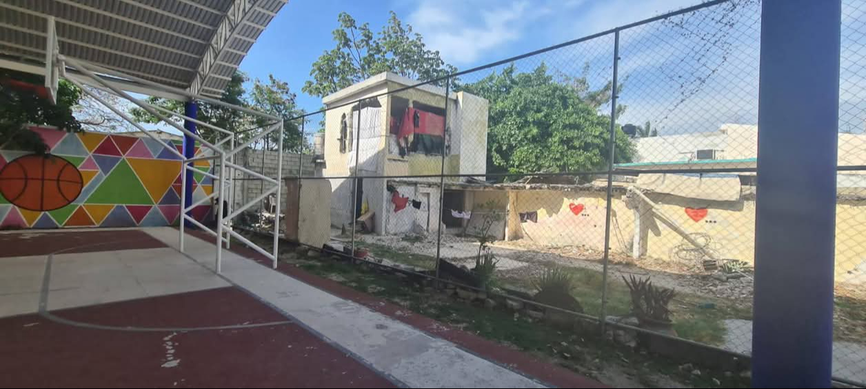 Los vecinos reportaron el hecho al 911; la propiedad está invadida por el dueño del animal, quien suele dejarlos amarrados, sin comida ni sombra. Los vecinos reportaron el hecho al 911; la propiedad está invadida por el dueño del animal, quien suele dejarlos amarrados, sin comida ni sombra.