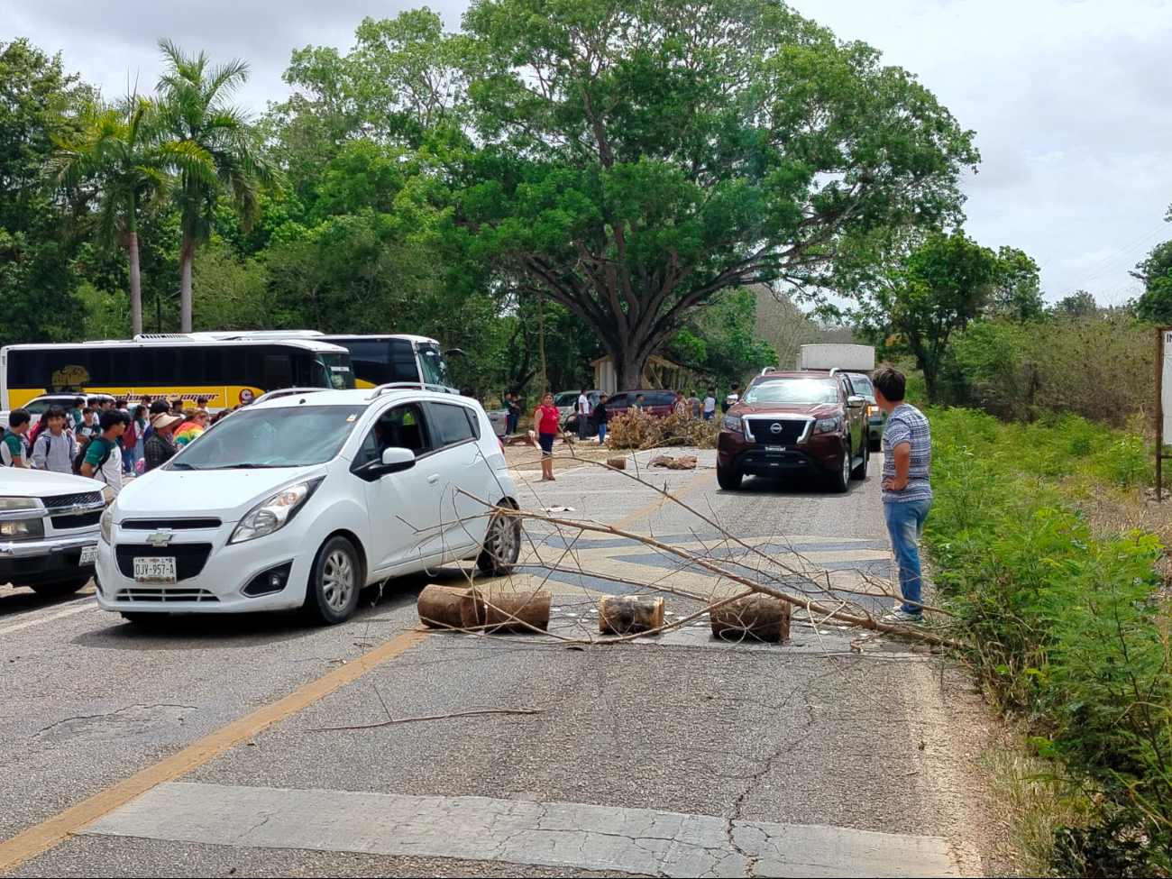 Padres y estudiantes encabezan el cierre de la carretera Padres y estudiantes encabezan el cierre de la carretera