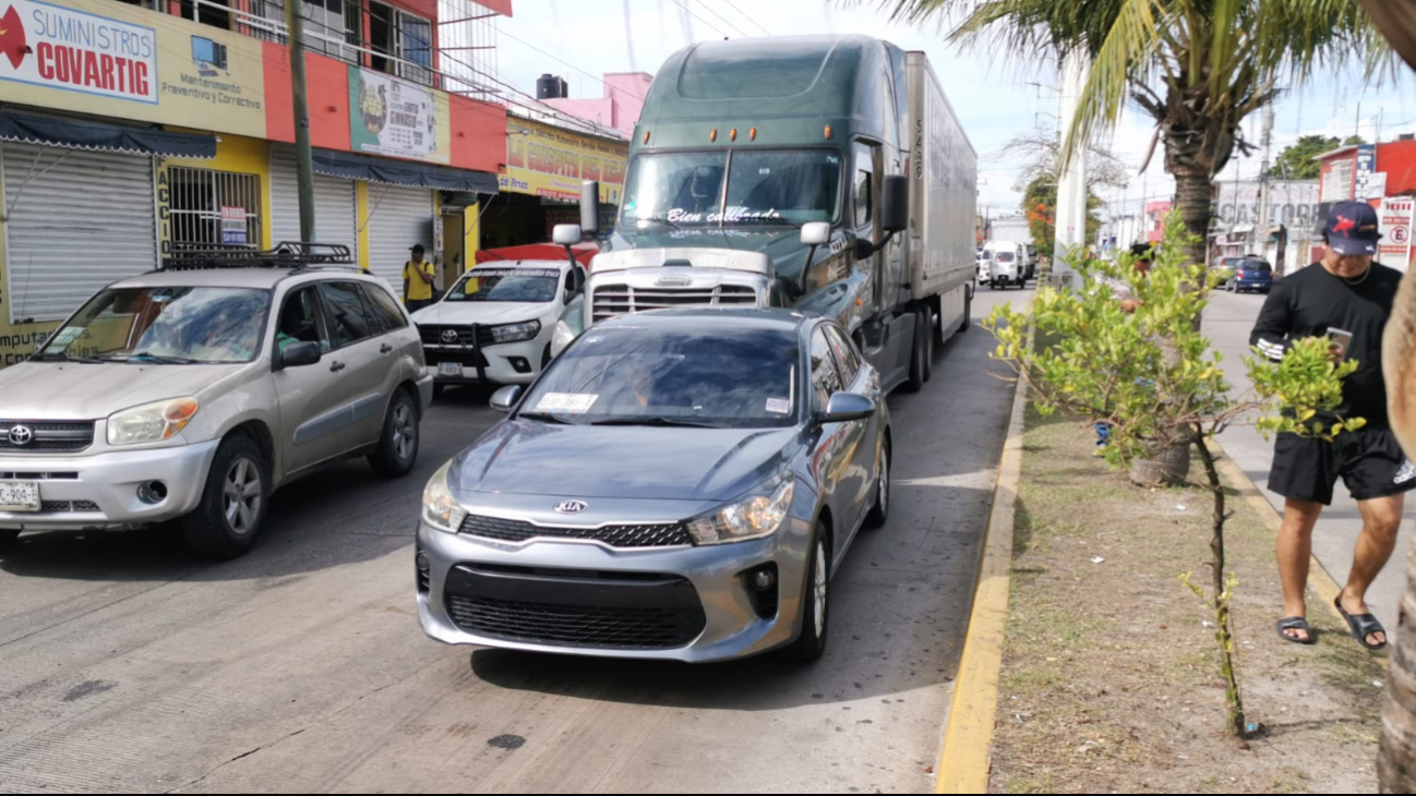 Choque entre tráiler y Kia bloquea avenida 10 de Julio; no hay lesionados
Choque entre tráiler y Kia bloquea avenida 10 de Julio; no hay lesionados