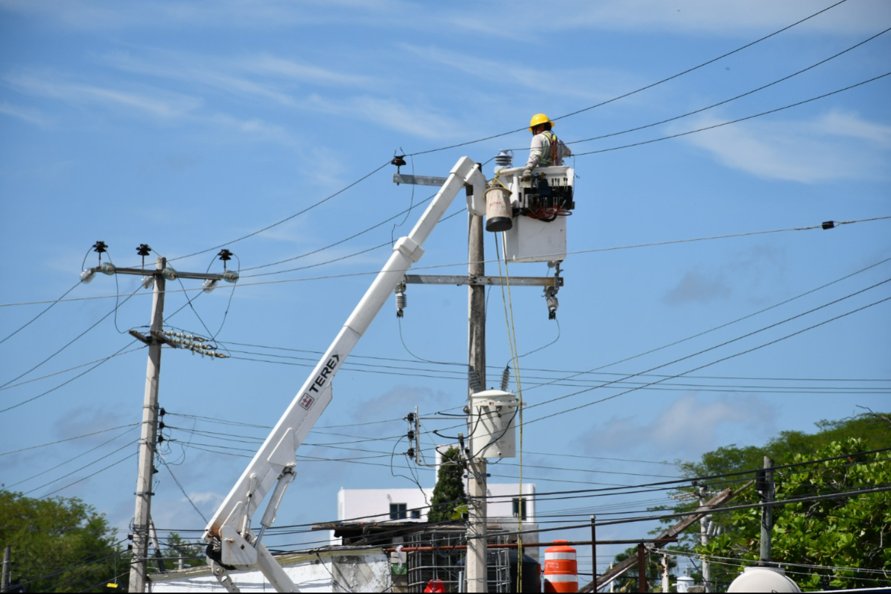 Comunidades instalan su propia luz: exigen a CFE y autoridades caminos y electricidad segura Comunidades instalan su propia luz: exigen a CFE y autoridades caminos y electricidad segura