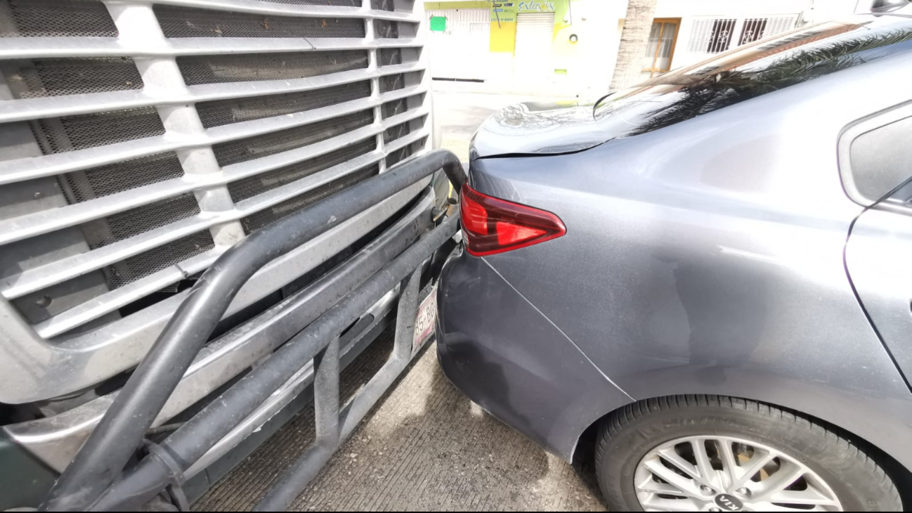 El tráiler no guardó la distancia adecuada y golpeó la parte trasera del vehículo compacto. El tráiler no guardó la distancia adecuada y golpeó la parte trasera del vehículo compacto.