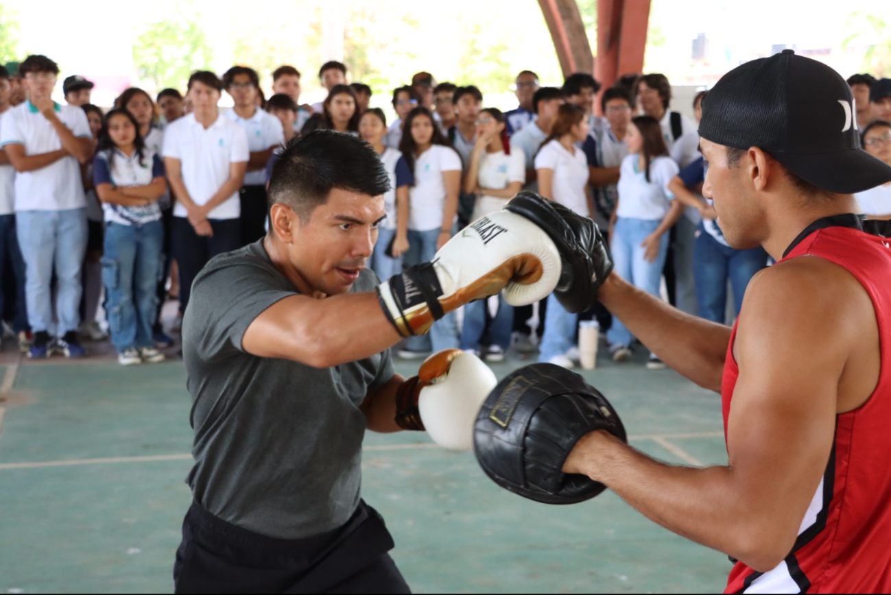 El campeón mostró algunos de sus movimientos boxísticos ante la admiración de los jóvenes. El campeón mostró algunos de sus movimientos boxísticos ante la admiración de los jóvenes.