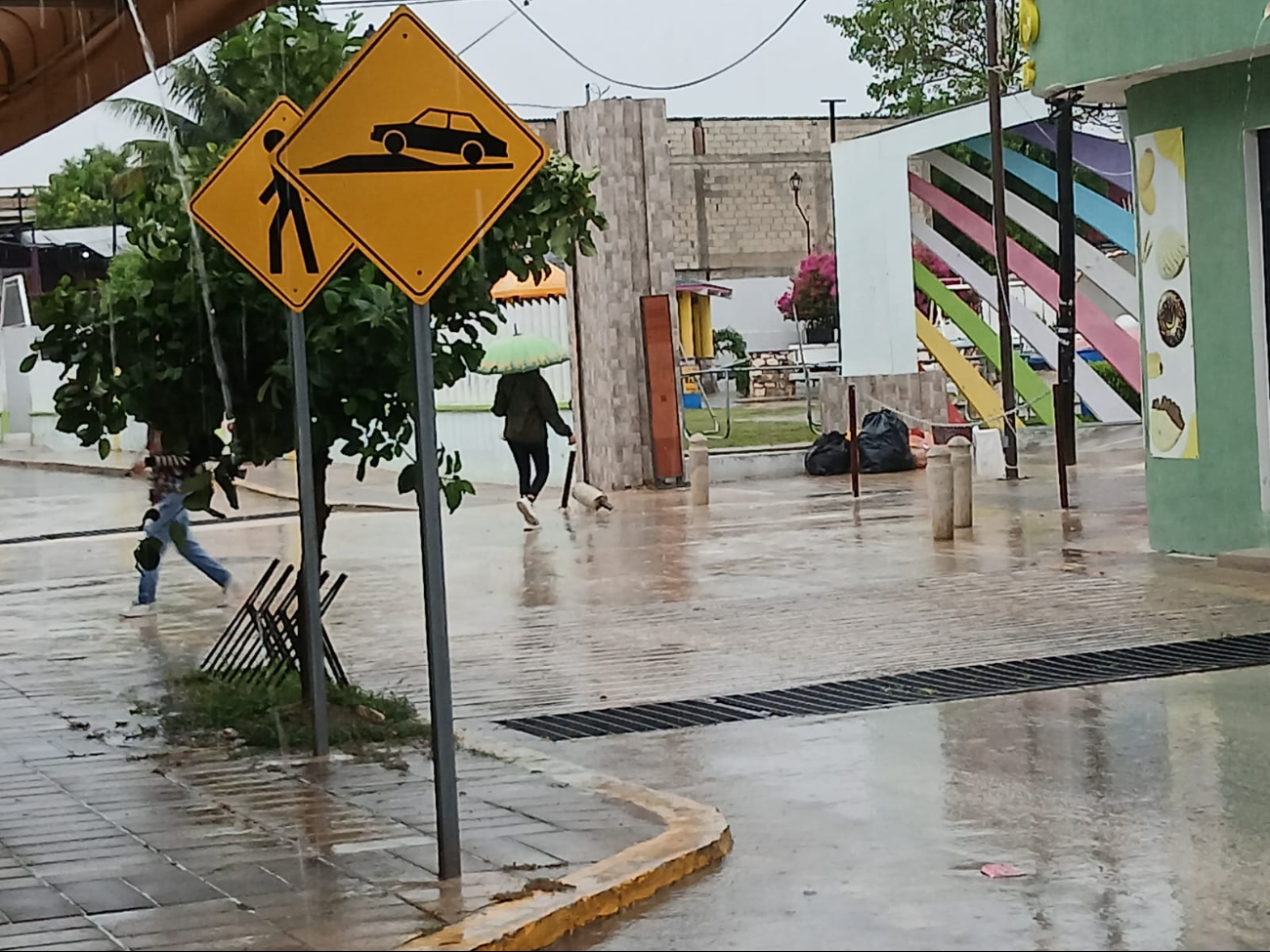 Lluvia por Huracán Erick obliga a suspender clases en Escárcega