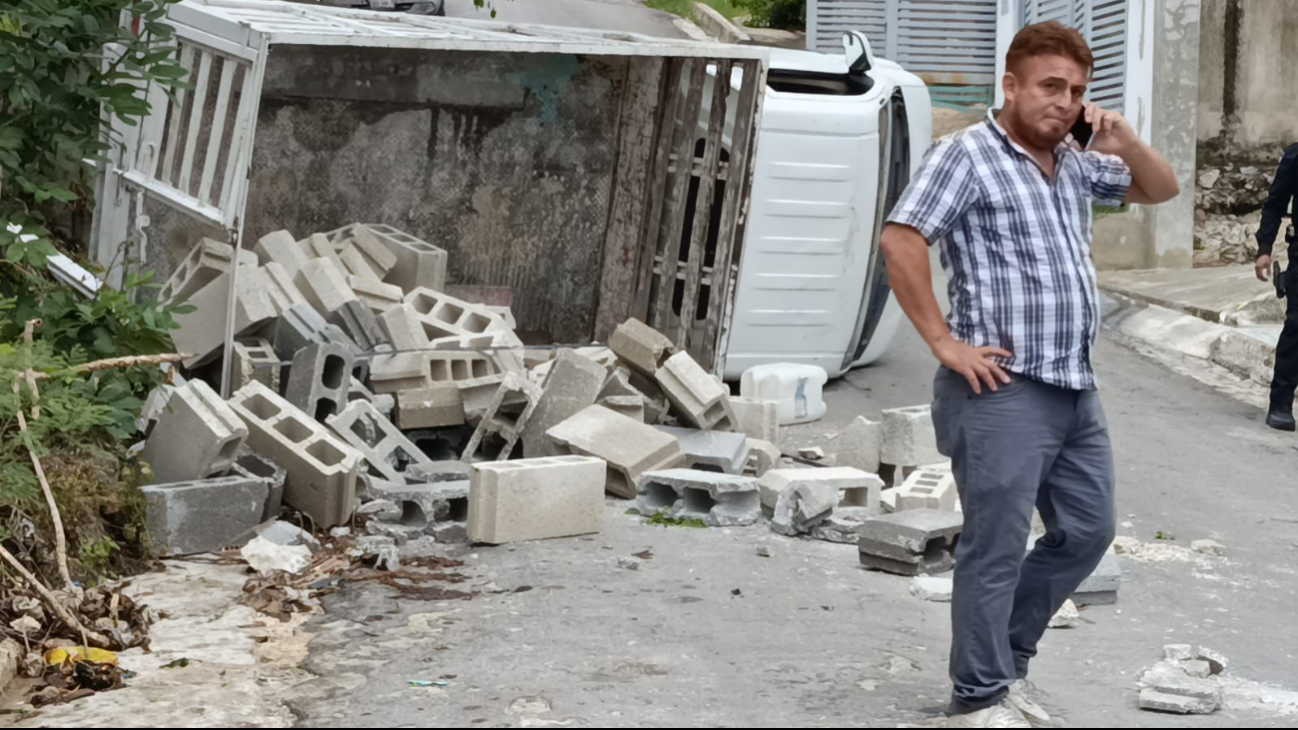 Falla mecánica provoca que camioneta vuelque en Samulá.