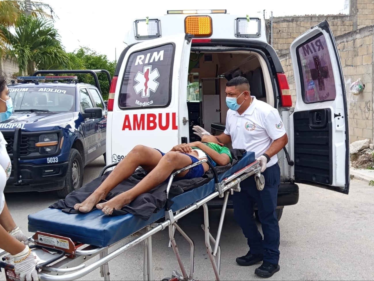 Paramédicos atendieron a la mujer en su domicilio y la trasladaron al hospital. Paramédicos atendieron a la mujer en su domicilio y la trasladaron al hospital.