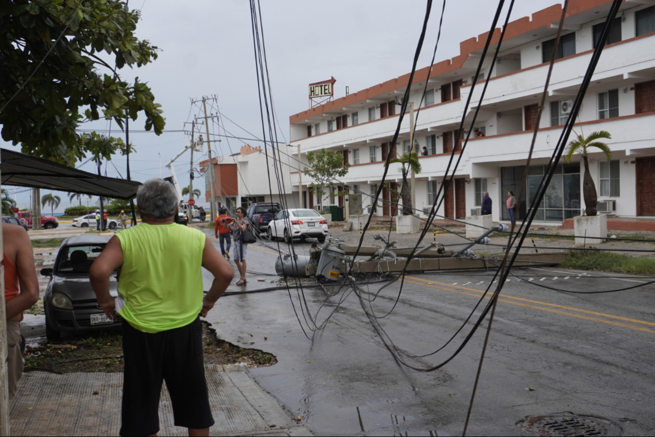 Las turbonadas traen vientos fuertes y lluvia intensa sin rotación, generando afectaciones rápidas. Las turbonadas traen vientos fuertes y lluvia intensa sin rotación, generando afectaciones rápidas.