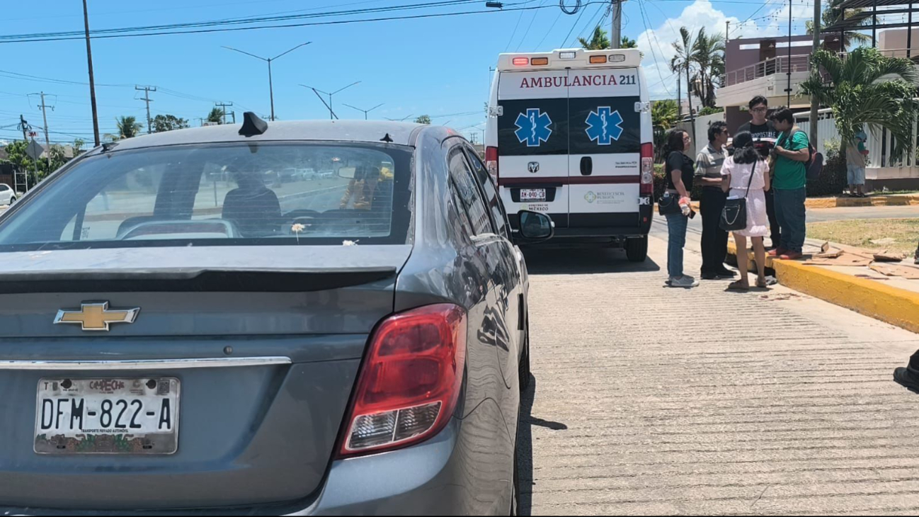 Automovilista no respeta alto y choca contra motociclista en Campeche