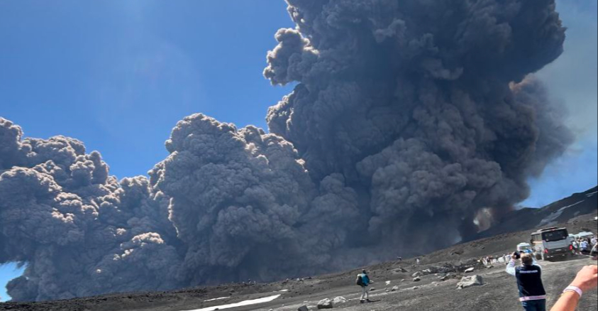 Alpinistas vivieron un conmocionante momento después de la erupción del volcán Etna Alpinistas vivieron un conmocionante momento después de la erupción del volcán Etna