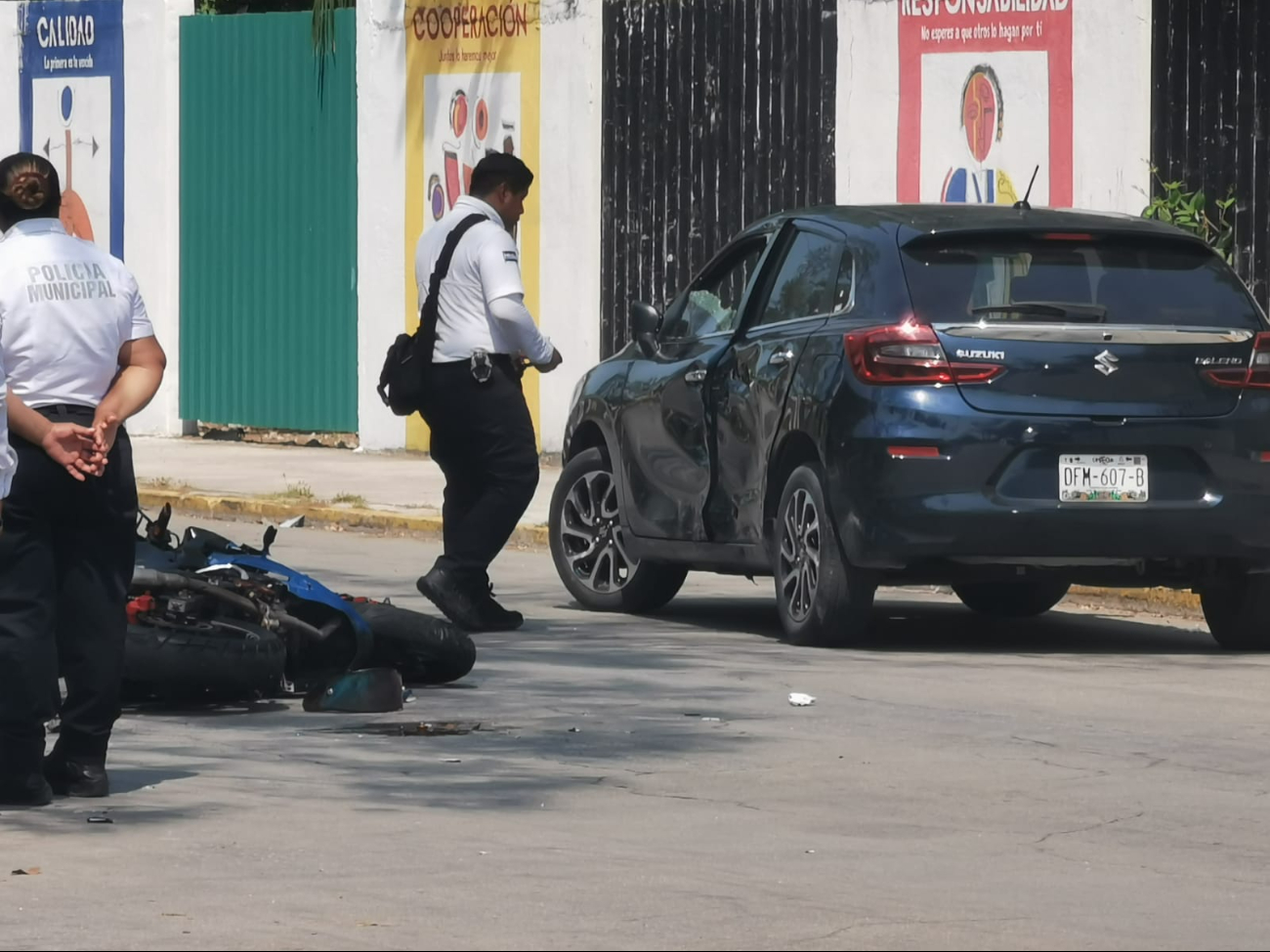 Choque entre auto y motocicleta frente al Conalep: tránsito afectado en Playa Norte Choque entre auto y motocicleta frente al Conalep: tránsito afectado en Playa Norte