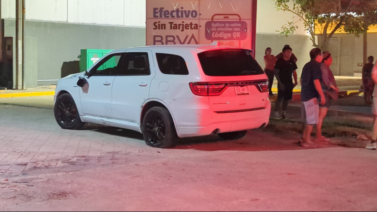El conductor de una camioneta Dodge Durango le cortó el paso al motociclista al intentar ingresar al fraccionamiento Mar Azul. El conductor de una camioneta Dodge Durango le cortó el paso al motociclista al intentar ingresar al fraccionamiento Mar Azul.