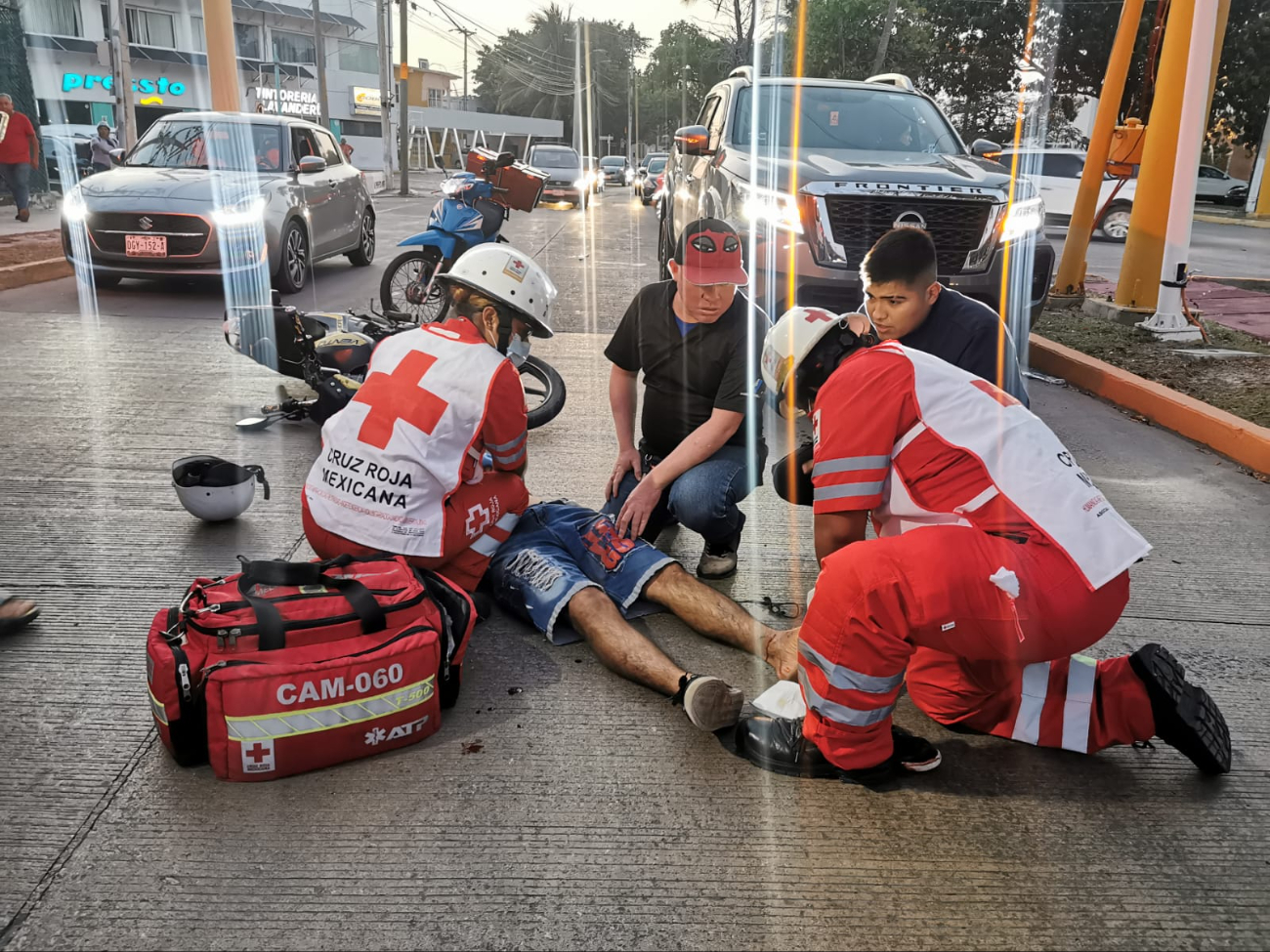 Elementos de la Cruz Roja acudieron al lugar y trasladaron al herido a un hospital para recibir atención médica Elementos de la Cruz Roja acudieron al lugar y trasladaron al herido a un hospital para recibir atención médica