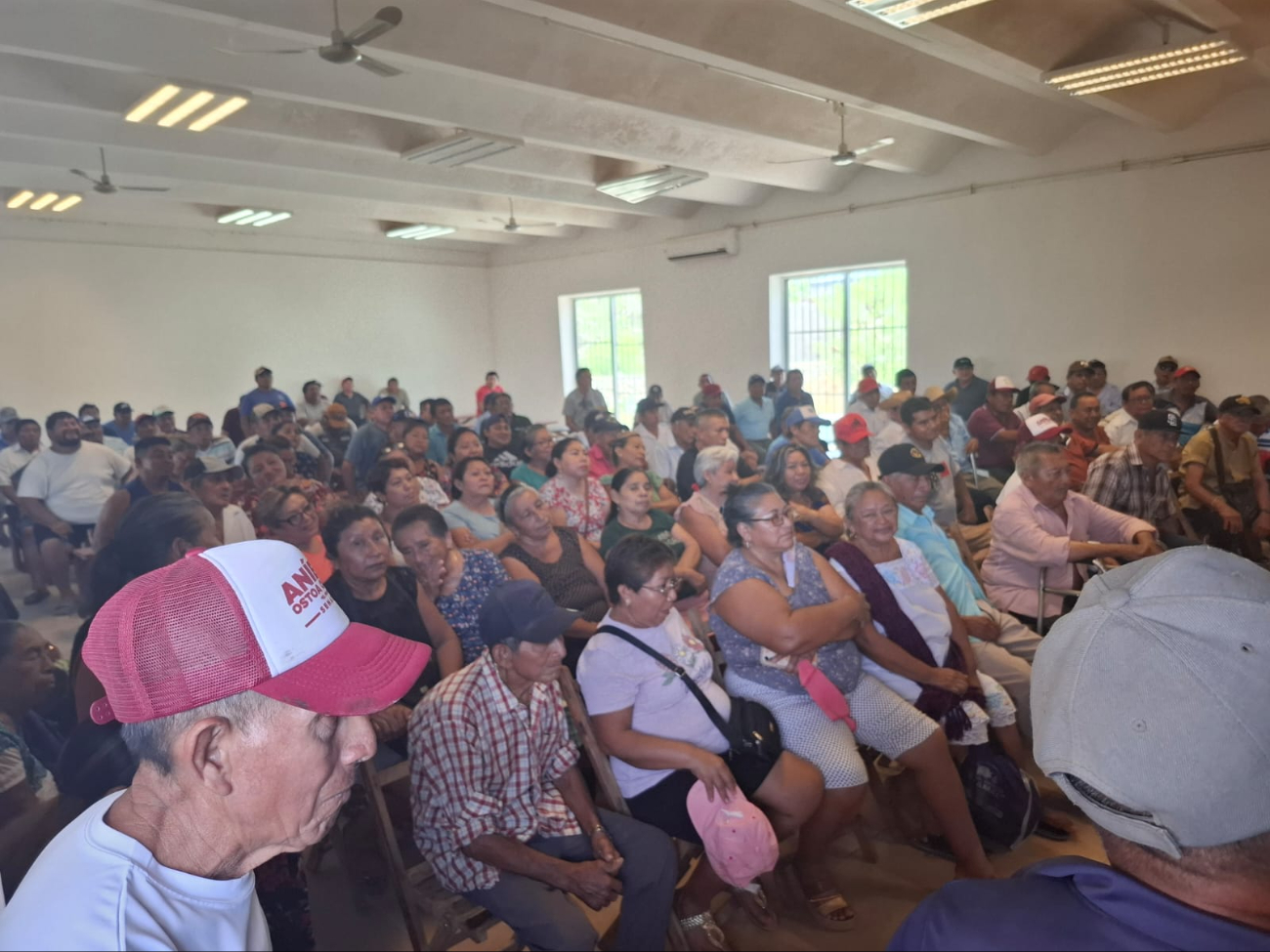 Los asambleístas escucharon atentos al comisario, que les dio información sobre el dinero. Los asambleístas escucharon atentos al comisario, que les dio información sobre el dinero.