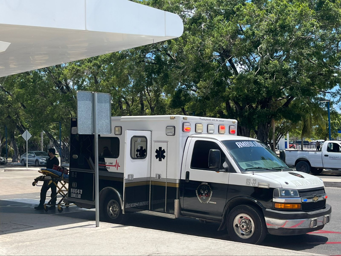 Paramédicos se encargaron de brindarle los primeros auxilios al paciente y después lo llevaron a un hospital Paramédicos se encargaron de brindarle los primeros auxilios al paciente y después lo llevaron a un hospital