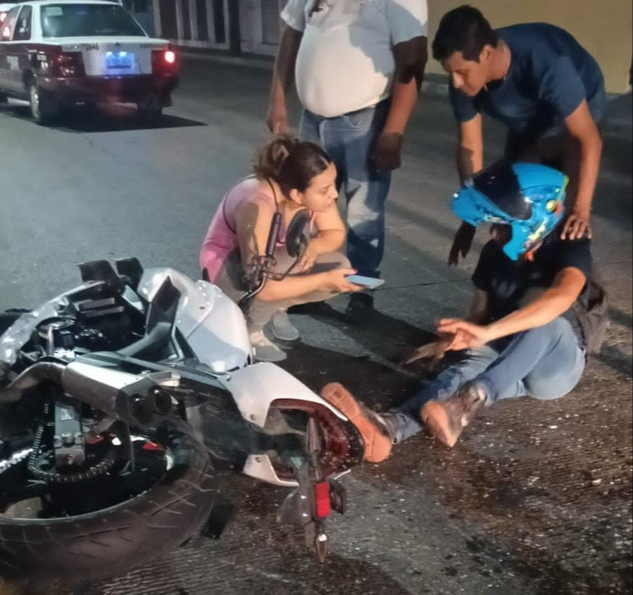 Motociclista se accidenta con taxi en la colonia Benito Juárez de Campeche