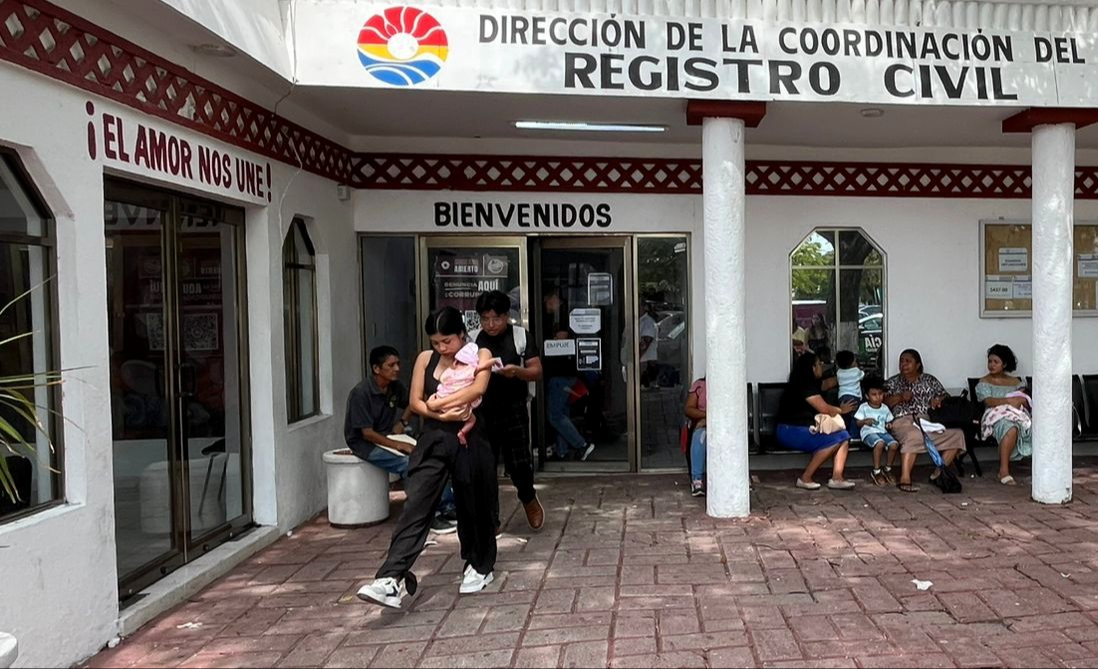 Afectados intentan obtener respuestas del director del Registro Civil, pero el personal afirma no estar disponible Afectados intentan obtener respuestas del director del Registro Civil, pero el personal afirma no estar disponible