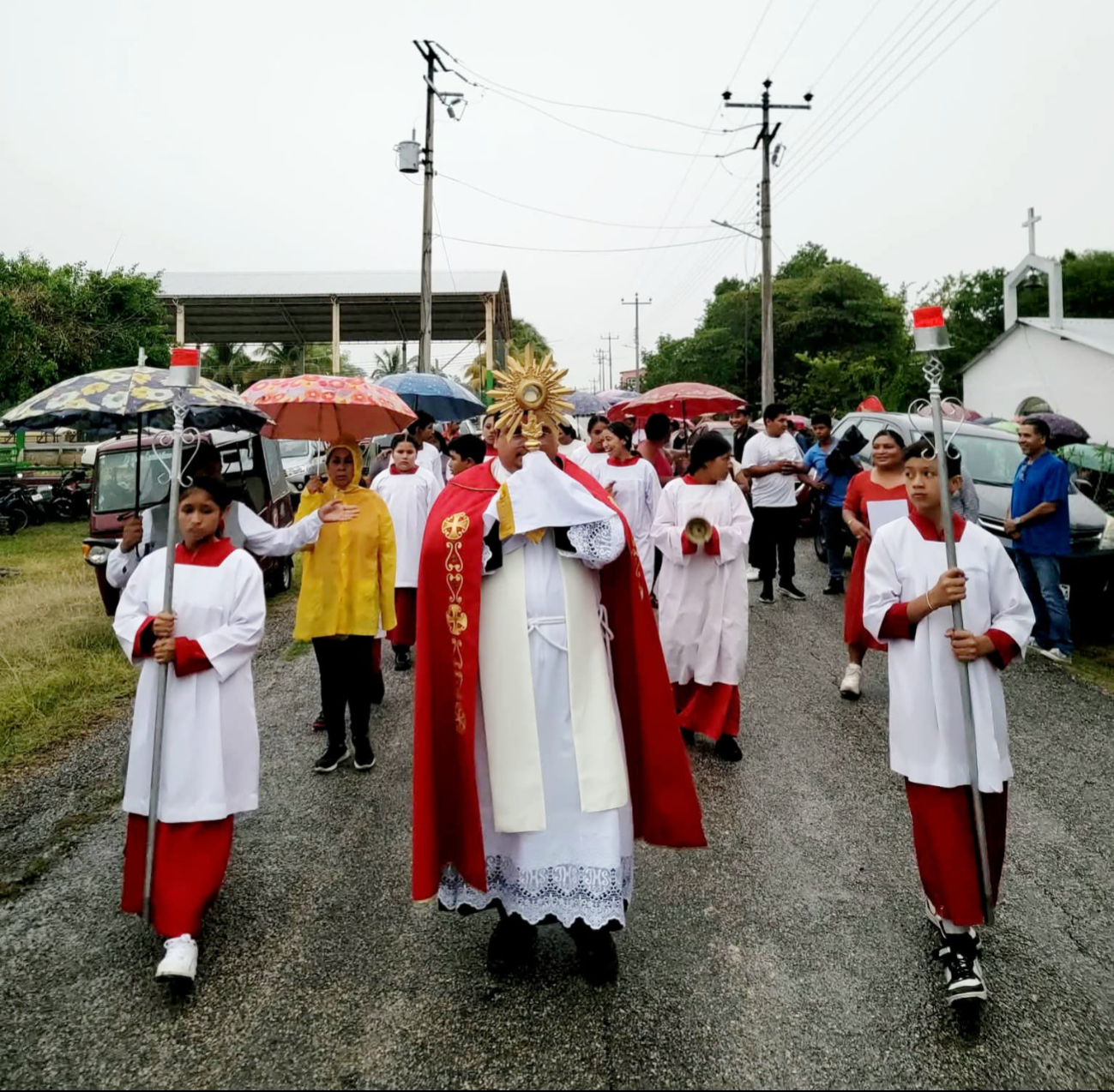 Celebran Corpus Christi con fe bajo la lluvia en Guadalupe Victoria