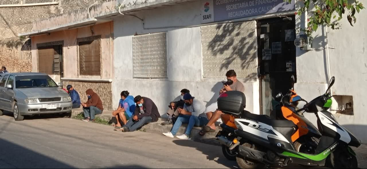 Temen ser multados: Usuarios denuncian falta de placas en oficinas de SEAFI en Calkiní