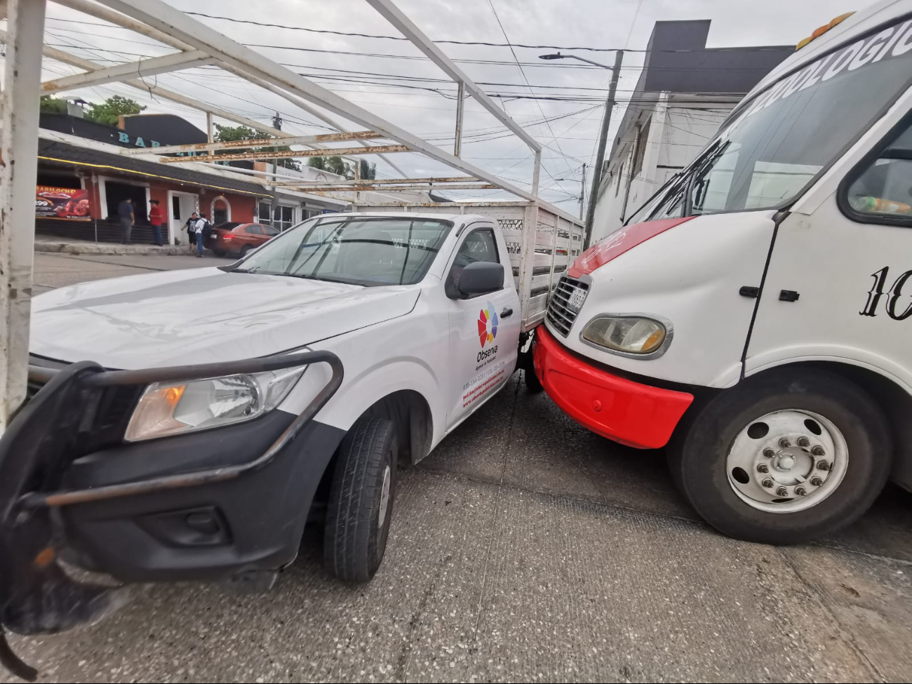 Camioneta intenta vuelta prohibida y provoca choque con camión urbano en Ciudad del Carmen