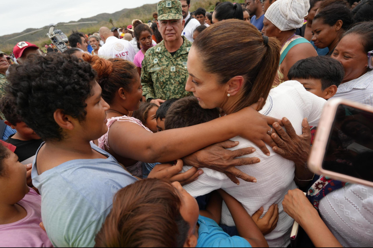 La presidenta Sheinbaum visitó las zonas más afectadas por el huracán Erick en Oaxaca.