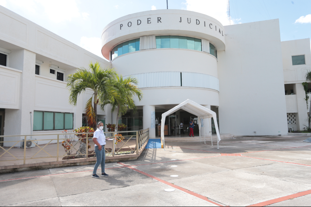Los acusantes aseguran que el funcionario estatal (i) y José Raúl Galán (d) no cumplen con los requisitos para participar Los acusantes aseguran que el funcionario estatal (i) y José Raúl Galán (d) no cumplen con los requisitos para participar