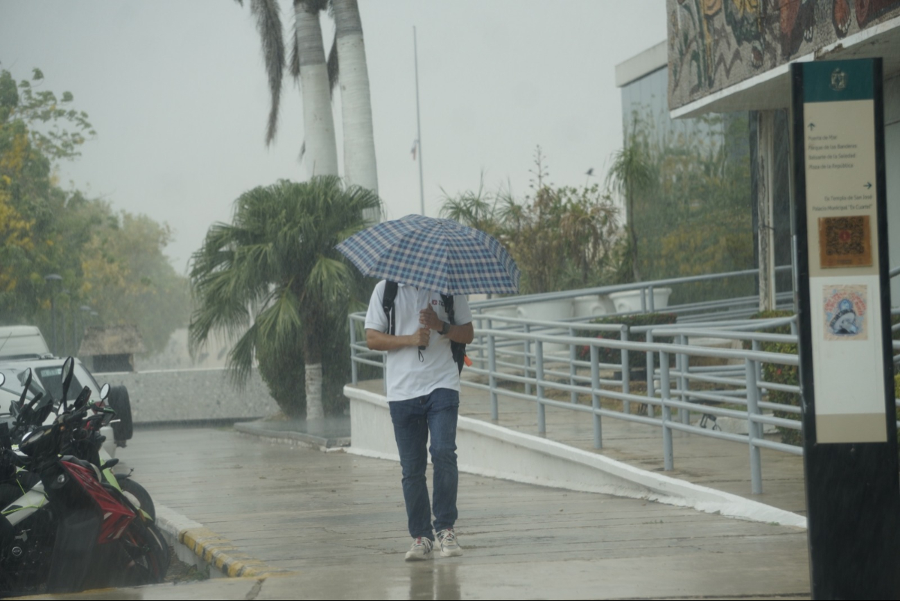 Seguirá temporal de lluvias 96 horas más en Campeche; vigilan posible ciclón en el Pacífico Seguirá temporal de lluvias 96 horas más en Campeche; vigilan posible ciclón en el Pacífico