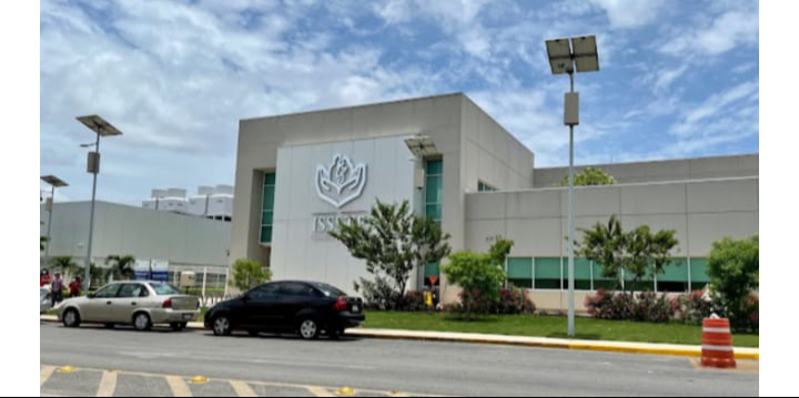 Hombre pierde la vida dentro de un auto frente al Issste de Susulá