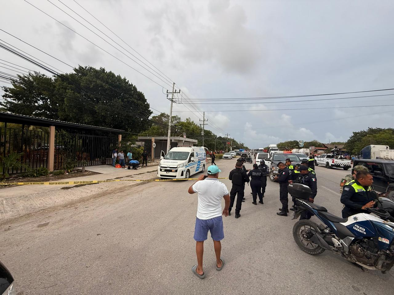 Sujetos armados interceptaron y dispararon contra la víctima, quien quedó herido de gravedad en el pavimento. Sujetos armados interceptaron y dispararon contra la víctima, quien quedó herido de gravedad en el pavimento.