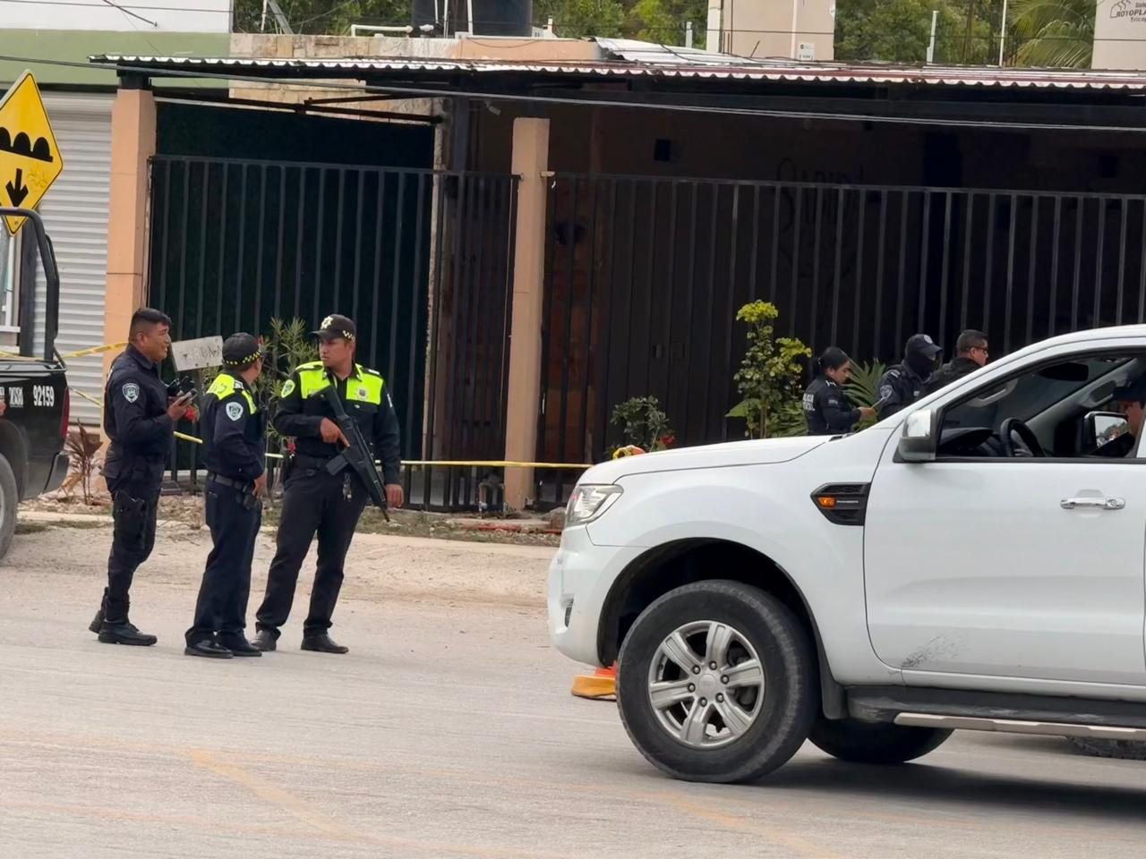 Un hombre fue baleado frente al restaurante “Sabina Tulum”, sobre la carretera Tulum–Felipe Carrillo Puerto. Un hombre fue baleado frente al restaurante “Sabina Tulum”, sobre la carretera Tulum–Felipe Carrillo Puerto.
