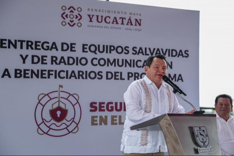 Desde Celestún, Joaquín Díaz Mena inicia la entrega  de equipos y chalecos del programa “Seguridad en el Mar”