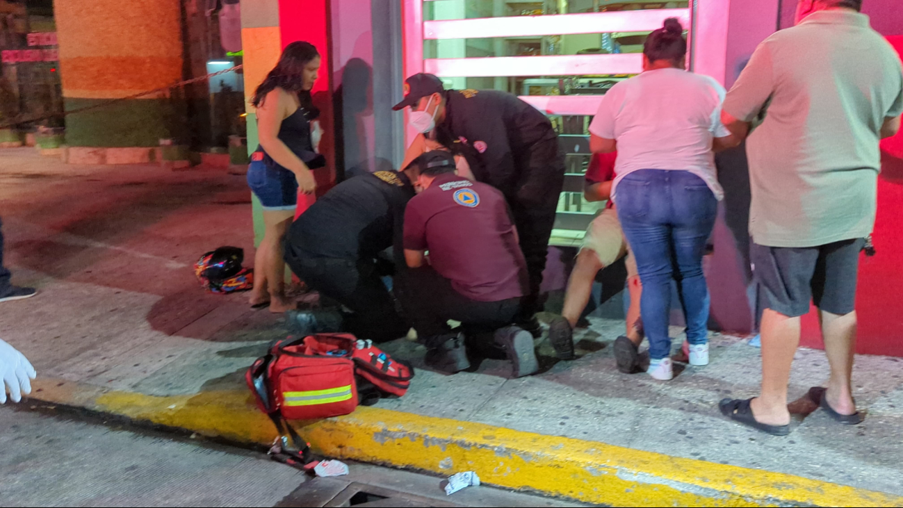Ambos sufrieron golpes y heridas; la mujer podría tener una fractura en la pierna. Ambos sufrieron golpes y heridas; la mujer podría tener una fractura en la pierna.
