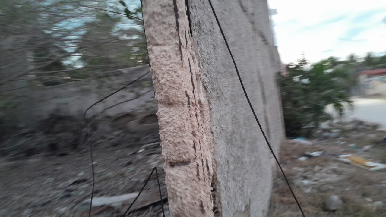 El deterioro se debe al salitre del mar y representa un riesgo para peatones, especialmente estudiantes. El deterioro se debe al salitre del mar y representa un riesgo para peatones, especialmente estudiantes.