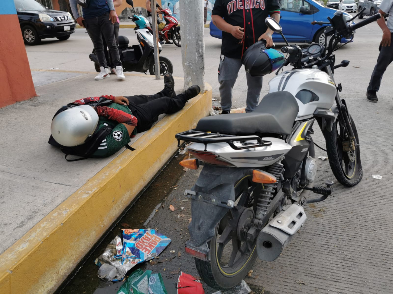 El motociclista quedó tendido sobre el pavimento y fue auxiliado por paramédicos.